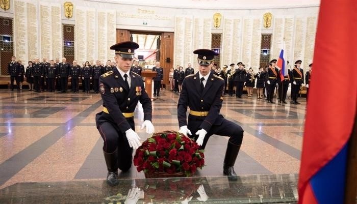 Будущие полицейские получили свои дипломы в музее.