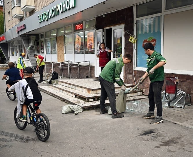 Владельцы магазинов расчищают улицы