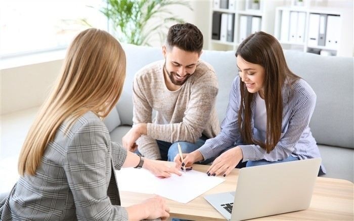 Каковы права собственников долей в квартире по отношению к продаже жилья?