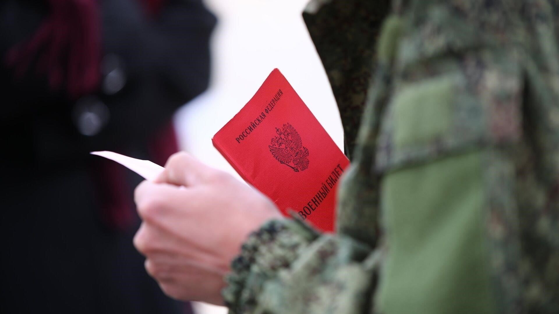 Департамент по делам ветеранов (VA) управляет различными льготами для семей ветеранов и военнослужащих. К ним относятся медицинское обслуживание, страхование жизни и образовательные программы, такие как GI Bill, которая обеспечивает финансовую поддержку для получения высшего образования и профессиональной подготовки. Эти программы направлены на улучшение качества жизни семей и обеспечение иждивенцев надлежащим уходом и возможностями.