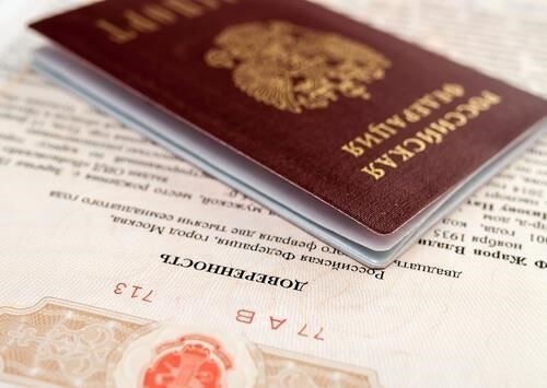 Для лиц, имеющих российское гражданство, доверенность может быть оформлена с использованием военного билета в качестве замены паспорта, особенно в ситуациях, когда наличие паспорта ограничено или нецелесообразно. Однако при решении международных вопросов или при совершении сделок за пределами Российской Федерации важно убедиться в том, что военный билет принимается для оформления доверенности. В зависимости от юрисдикции может потребоваться приложить дополнительные документы, такие как нотариально заверенная копия удостоверения личности или справка с места жительства.