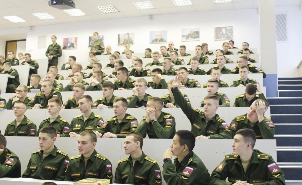 Для поступления в военные вузы кандидаты должны предоставить в приемную комиссию следующий пакет документов: