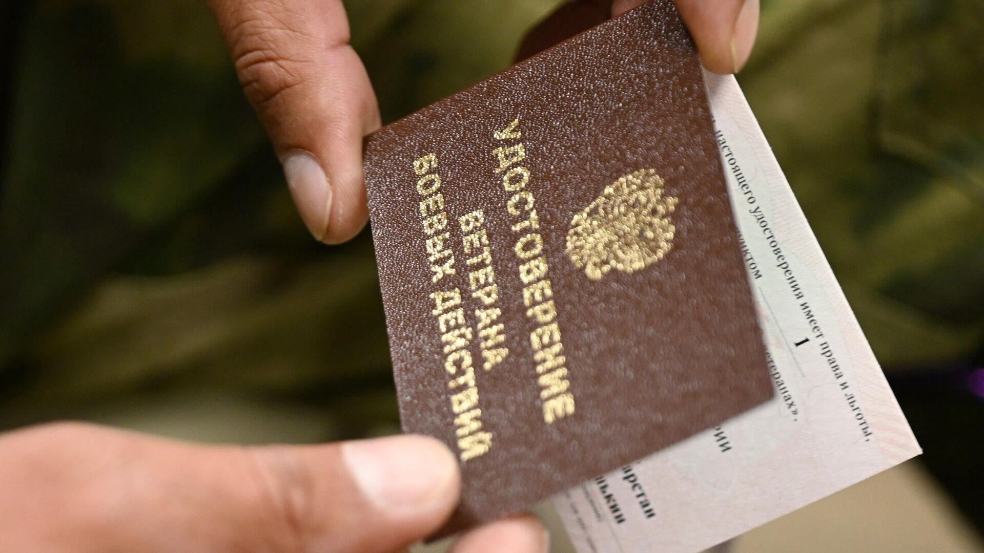 Для тех, кто участвовал в боевых действиях, предусмотрена финансовая поддержка в виде ежемесячных пособий. Эти выплаты выдаются для удовлетворения основных потребностей и корректируются в зависимости от продолжительности службы и интенсивности участия. Кроме того, участники боевых действий имеют доступ к ряду налоговых льгот на товары и услуги, например, снижению транспортных расходов как внутри региона, так и в других регионах России.