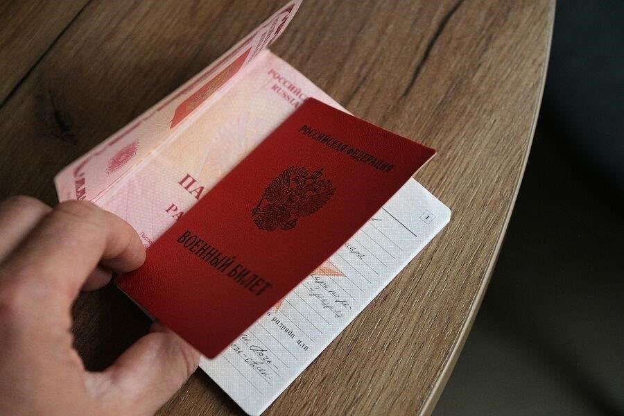 Для жителей с российским гражданством военного билета может быть достаточно для оформления договора или других юридических документов. Это актуально, когда нет возможности сразу получить паспорт, например, при его утере или когда человек еще не получил новый после смены гражданства или другого правового статуса.