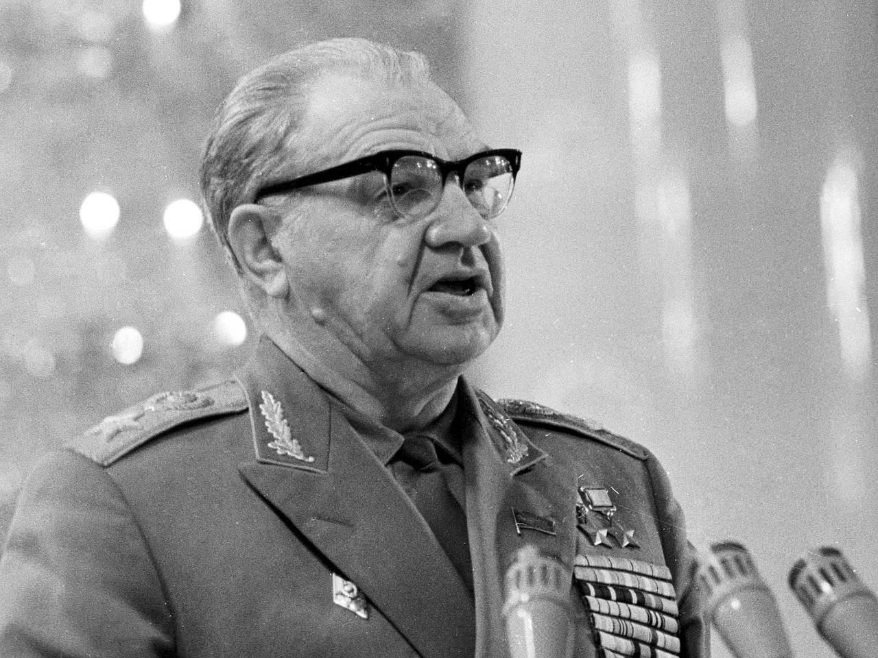 Генерал Василий Чуйков, возглавлявший советские войска в Сталинградской битве, запомнился своей стойкой обороной города в экстремальных условиях. Его руководство превратило советскую 62-ю армию в сплоченную боевую силу, которая сыграла решающую роль в окончательной капитуляции немецкой 6-й армии в начале 1943 года.