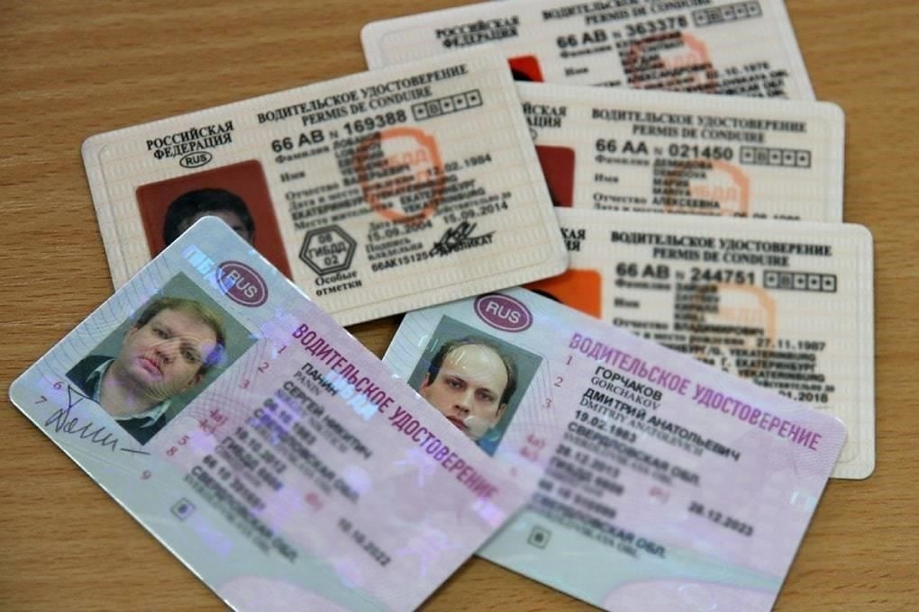 Идентификация личности и подтверждение законного права собственности являются обязательными при оформлении формальностей, связанных с транспортными средствами. Если вы меняете регистрационные данные частного автомобиля, вам понадобятся следующие документы: