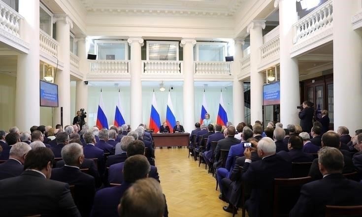 Изменения в системе полномочий и управленияВнедрение новых правил привело к повышению ответственности некоторых должностных лиц как на федеральном, так и на региональном уровнях. Региональные власти получили дополнительные полномочия, связанные с экономическими и административными вопросами, в частности, с управлением местными ресурсами и государственными услугами. В частности, речь идет о делегировании полномочий в сельскохозяйственном и промышленном секторах, что способствует формированию новых регулирующих органов, которые будут более эффективно управлять региональной экономикой.