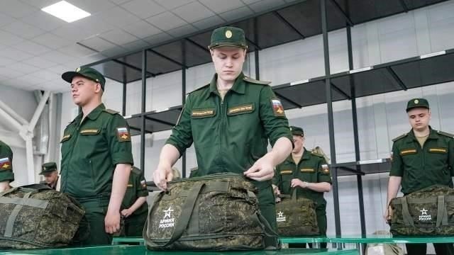 Изменения в сроках военной службы для юношейСрок военной службы для юношей в Казахстане недавно был изменен. Теперь призывники должны проходить службу в течение 12 месяцев, что меньше прежнего срока в 18 месяцев. Это изменение касается всех молодых людей, призванных на службу, и распространяется как на регулярный, так и на резервный состав.