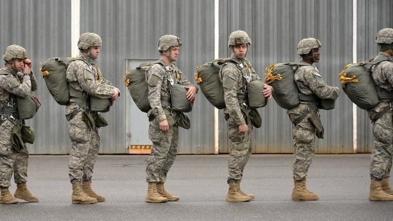 Каков максимальный возраст для поступления на службу в армию США?
