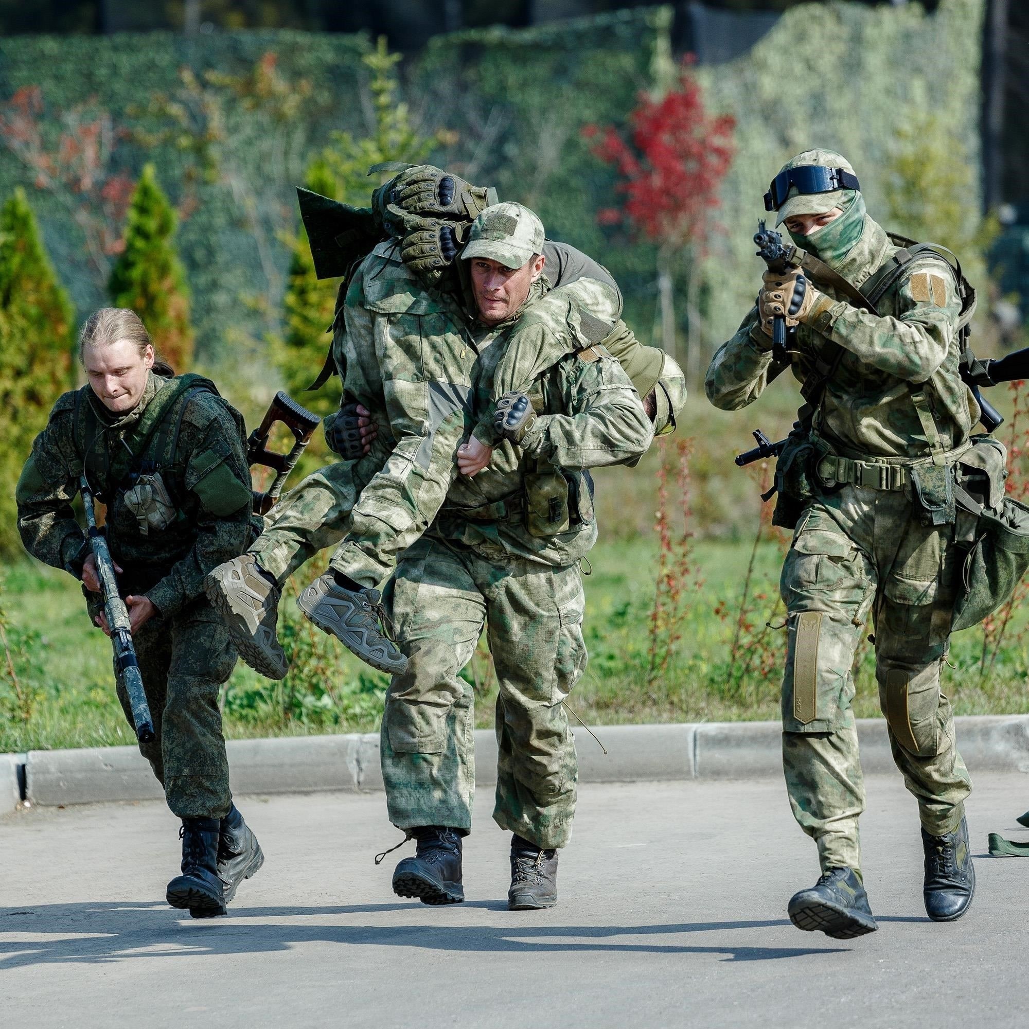 Ключевая военная подготовка для сотрудников спецназа: Подготовка к операциям с высокой степенью рискаСотрудники спецподразделений проходят строгую подготовку, включающую различные дисциплины, необходимые для проведения операций с высокой степенью риска. Цель этих занятий - подготовить их к решению проблем, связанных как с внешними угрозами, так и с внутренними кризисами. Военная подготовка этих подразделений включает в себя специальные методы ведения стратегического боя, сбора разведданных и проведения тайных операций, что обеспечивает готовность к выполнению критически важных миссий по защите интересов государства.