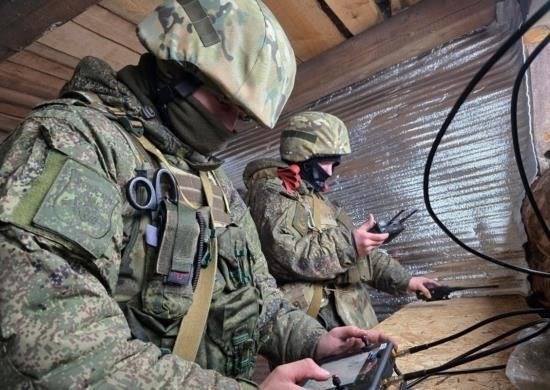 Комплексные тренировки между воздушными и наземными подразделениями позволяют солдатам понять свои роли в более широкой тактической структуре. Молодых новобранцев обучают тесному взаимодействию с группами воздушной поддержки, учат эффективно координировать действия в обеих сферах. В том числе отрабатываются совместные операции, включающие ближнюю воздушную поддержку, воздушную разведку и методы быстрого развертывания, обеспечивающие бесперебойную связь между всеми уровнями командования.
