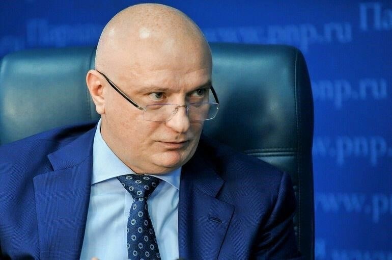 Кроме того, согласно правилам, кандидаты, занимающие должности в научных учреждениях или университетах, не подлежат немедленному призыву в армию, если они не потеряют свой академический статус или должность. Депутаты Государственной Думы, как и Клишас, подчеркнули, что такие нормы обеспечивают сохранение научных кадров при соблюдении баланса между необходимостью обеспечения национальной обороны.