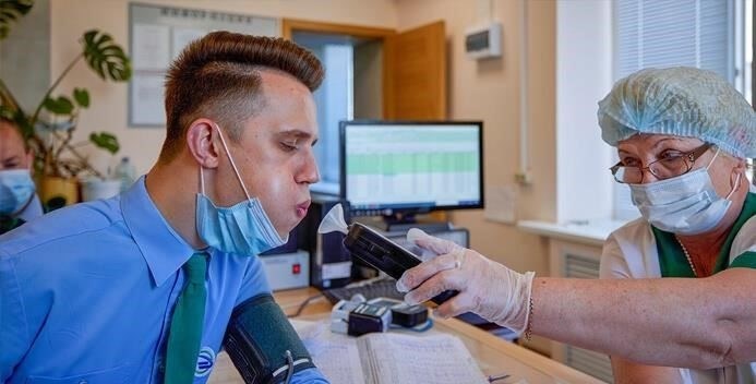 Недавние изменения, внесенные в 2022 году, расширили сферу применения обязательных медицинских осмотров. Новые правила касаются конкретных категорий работников, таких как водители, операторы тяжелой техники и работники общественного питания. Эти работники должны проходить первичные и периодические осмотры, чтобы подтвердить свою пригодность к работе. Программы медицинских осмотров теперь должны учитывать возникающие проблемы со здоровьем и адаптироваться к меняющимся отраслевым стандартам. Работодатели должны быть в курсе всех изменений в законодательстве и следить за тем, чтобы сотрудники проходили необходимые медицинские осмотры в установленные сроки, чтобы избежать штрафов.