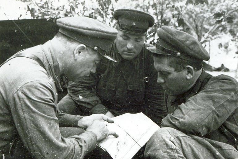 Обязанности политического комиссара: Влияние Брежнева на советские войскаВо время Великой Отечественной войны обязанности политкомиссаров не ограничивались идеологическим руководством. Офицер, назначенный на эту роль, обеспечивал лояльность Центральному комитету (ЦК), следил за дисциплиной в войсках и поддерживал боевой дух в экстремальных условиях.