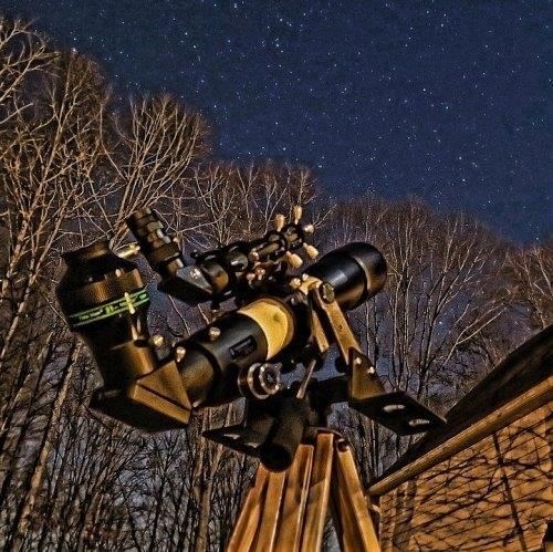 Одна из областей, где это финансирование было особенно заметным, - создание средств наблюдения за космосом. Технологии, разработанные для военной разведки, требующие высокой точности и передовых возможностей, были адаптированы для астрофизических исследований. Например, датчики военного класса были перепрофилированы для обнаружения слабых сигналов от далеких звезд или галактик, что позволило астрономам получить беспрецедентные данные.