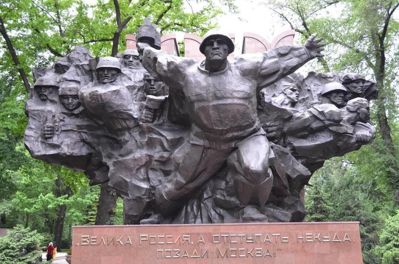 Одни считают эту историю символом стойкости советских войск, другие сомневаются в том, насколько исторически достоверным является рассказ о сражении или же он был создан в политических целях. Отсутствие конкретных доказательств означает, что события под Дубосеково, возможно, никогда не будут полностью подтверждены. Тем не менее, его значение в контексте советской истории неоспоримо.