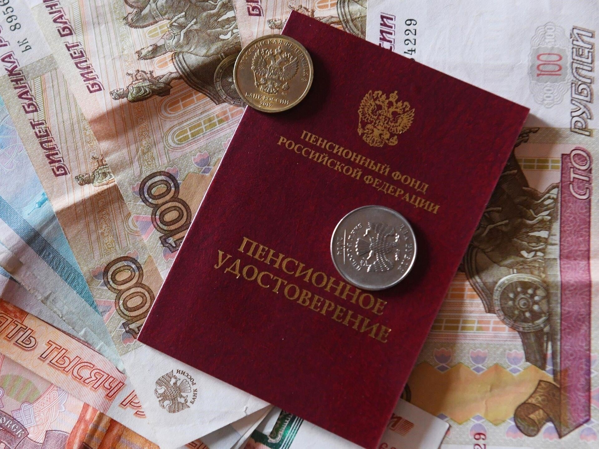 Пенсионные выплаты теперь будут рассчитываться на основе 25-летнего стажа, что повлияет на размер получаемой пенсионерами пенсии. Увеличение требуемого срока службы отражает более широкие тенденции реформ и, вероятно, повлияет как на будущее планирование, так и на текущие назначения пенсий. Для тех, кто приближается к минимальному стажу, это изменение может изменить их пенсионные перспективы и отсрочить сроки получения пособий. Новые стандарты также корректируют структуру пенсии для тех, кто работает в специализированных областях, таких как военная служба, где действуют иные правила накопления пенсии.