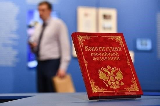 После распада Советского Союза правовая система России должна была претерпеть изменения, чтобы создать новую, более демократичную систему. Конституция 1993 года заложила основы прав личности, государственного суверенитета и частной собственности, а также ввела многоуровневую систему управления.