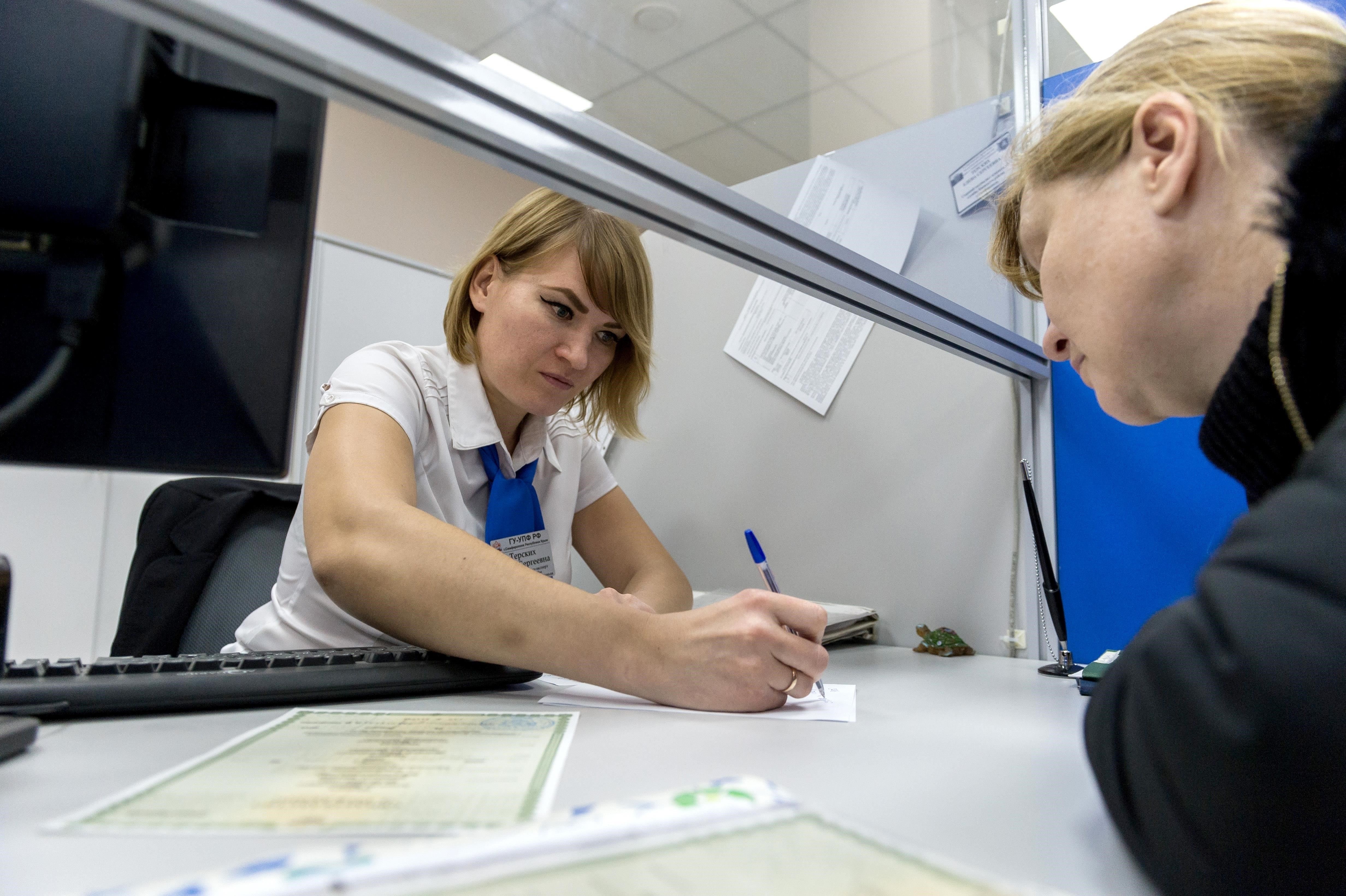 Работники государственной или муниципальной службы могут претендовать на досрочную пенсию, если они соответствуют определенным требованиям к стажу. В 2024 году минимальный порог останется неизменным: 15 лет для государственных служащих и 20 лет для военнослужащих. Люди с опасными или высокорискованными профессиями могут выйти на пенсию еще раньше, в зависимости от отраслевых правил.