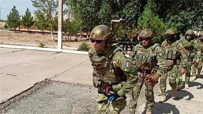 Специализированные подразделения российских вооруженных сил играют важнейшую роль в защите национальной безопасности. Элитный характер этих войск обеспечивает их способность выполнять сложные задачи, часто в тылу врага, в экстремальных условиях. Их опыт в борьбе с терроризмом, разведке и диверсиях делает их незаменимыми в современной войне. Многие из этих подразделений обучены действовать самостоятельно или в составе крупных общевойсковых операций.