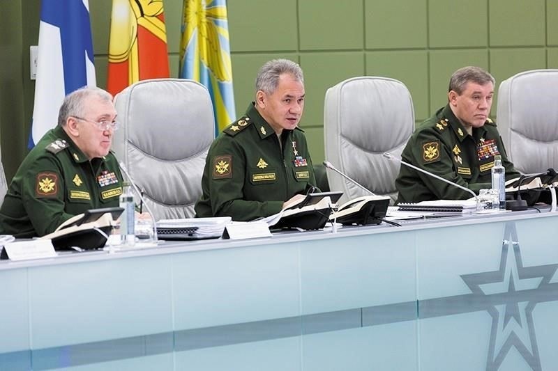 Стать военным лидером - это не просто профессия, это приверженность особому образу жизни. Офицеры вооруженных сил берут на себя ответственность не только за выполнение оперативных обязанностей, но и за формирование будущего своих команд и миссии. Жизнь военного офицера характеризуется дисциплиной, ответственностью и личностным ростом. Это роль, где чувство идентичности выходит за рамки униформы или службы; оно связано с образом жизни, требующим стойкости, честности и постоянного развития.
