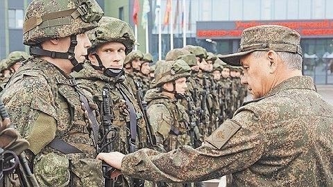 В каждом роде войск действуют свои правила, но в целом военнослужащий имеет право просить о предоставлении ему жилищной субсидии, если он соответствует определенным требованиям. Обычно это возможно, если военнослужащий больше не проживает в приобретенной им недвижимости или переехал к другому месту службы. Если принято решение отказаться от ипотеки, очень важно оформить необходимые документы и следовать правильной процедуре, чтобы переход на пособие прошел без задержек.
