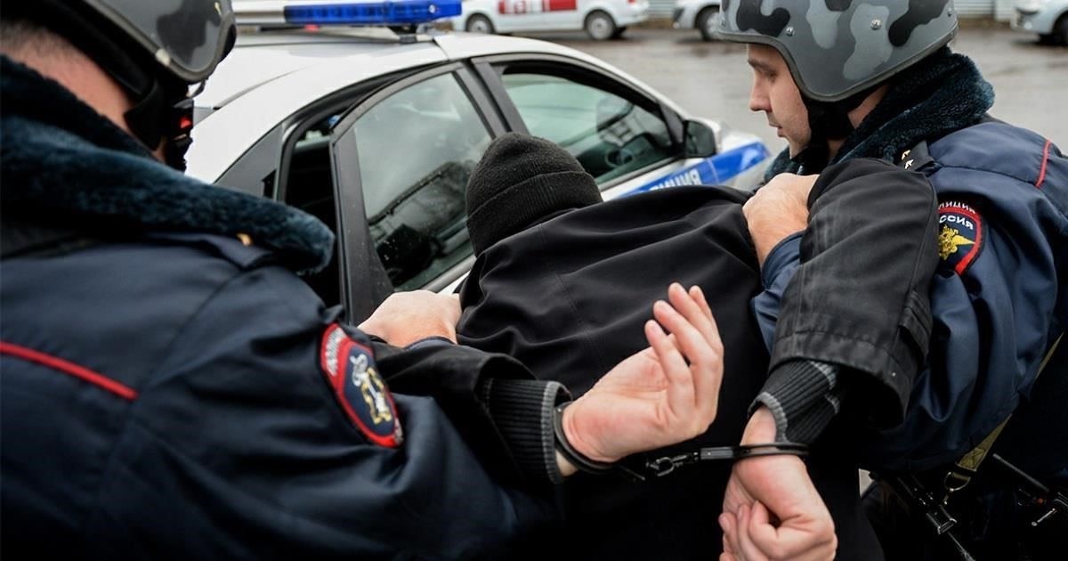 В настоящее время ведется расследование причастности этих лиц к присвоению военного имущества. Трем полковникам, а также их сообщникам предъявлены серьезные обвинения в мошенничестве с земельными участками и коррупции. Документы свидетельствуют о том, что они изменяли документы на землю в обход нормативных актов, призванных защищать государственную собственность. При этом они незаконно приватизировали первоклассную недвижимость, которая предназначалась для военных нужд.