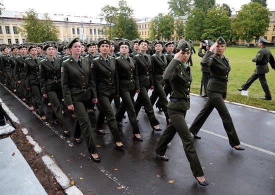 Влияние женщин в контрактной службе: Что их отличает?