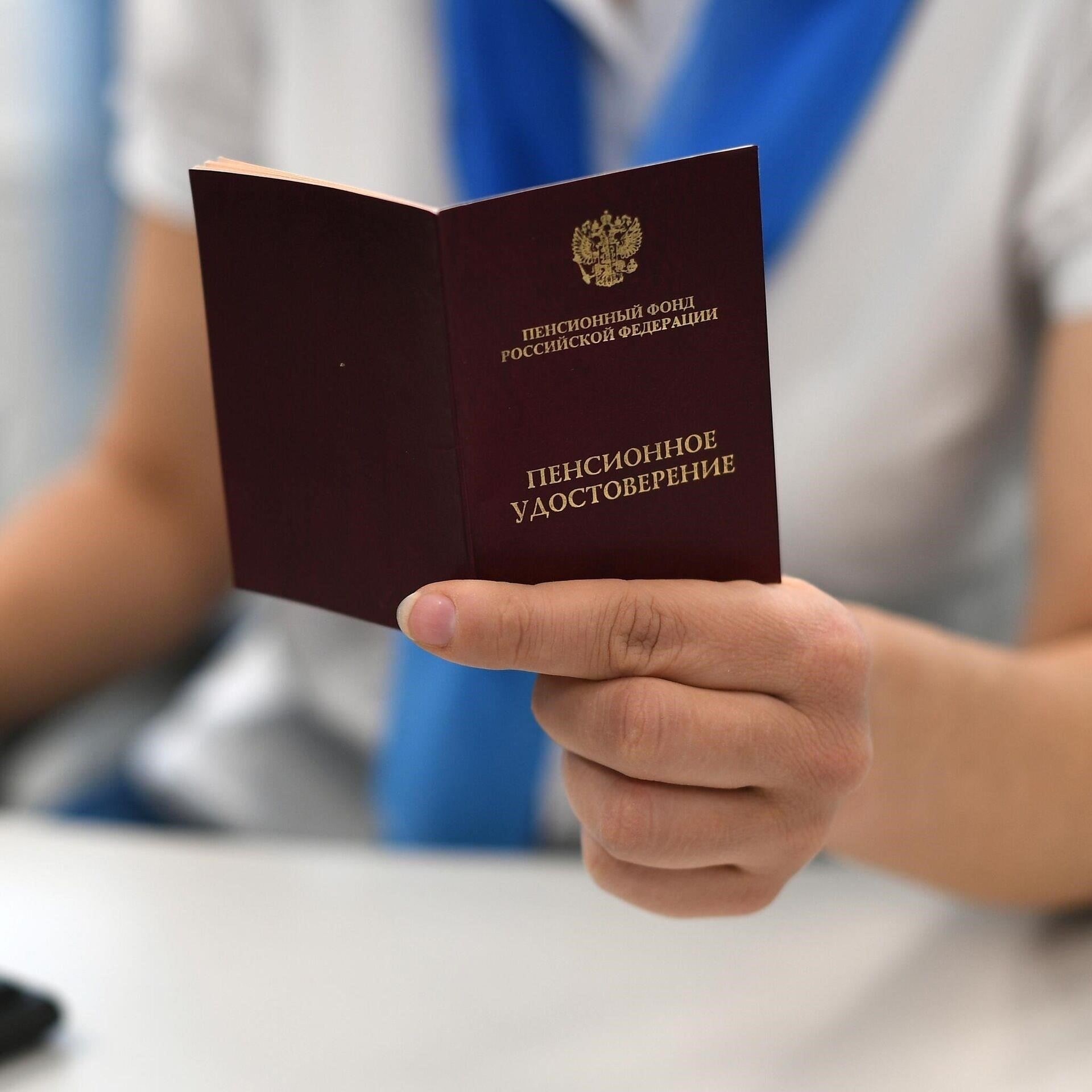 Внесение точной информации в пенсионные документы имеет жизненно важное значение. Работодателям рекомендуется регулярно перепроверять данные, предоставленные сотрудниками, особенно в отношении периодов работы и сведений о должности. Отсутствие последовательного обновления данных как со стороны федеральных служб, так и со стороны отдельных организаций может привести к путанице и задержкам в оформлении пенсий. Создание централизованной базы данных, которая будет постоянно обновляться, позволит снизить остроту этих проблем. Кроме того, обеспечение точности данных с момента поступления сотрудника на службу до момента его увольнения необходимо для соблюдения федеральных правил.