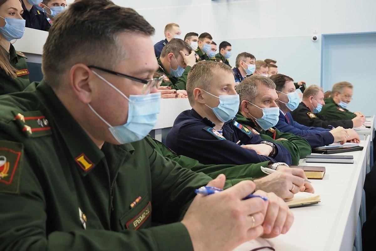 Военные медицинские службы, находящиеся в ведении Министерства обороны, хорошо интегрированы в общую систему здравоохранения и предлагают основные услуги в специализированных подразделениях. К ним относятся физиотерапия, помощь при травмах, психологическая поддержка и услуги, связанные с профессиональными заболеваниями. Кроме того, многие военнослужащие и их иждивенцы пользуются реабилитационными программами, предлагаемыми в санаториях, которые являются частью более широкой стратегии министерства по улучшению благосостояния.