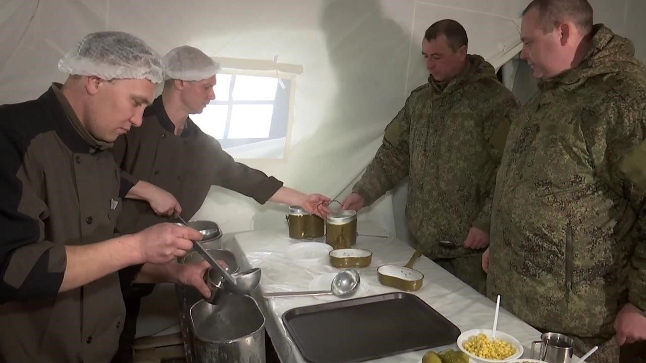 Военные повара обучены создавать блюда, которые не только поддерживают солдат, но и способствуют их боеготовности. Еда должна быть легкой в приготовлении и обеспечивать длительную энергию для солдат, находящихся в боевой обстановке или на действительной службе. Армейские повара часто готовят блюда, способствующие быстрому перевариванию пищи, такие как завтраки с высоким содержанием белка и обеды с высоким содержанием углеводов, которые помогают поддерживать уровень энергии. Также учитываются специальные диеты, особенно если речь идет о питании солдат в районах с ограниченными ресурсами. Военный шеф-повар знает, как внести эти коррективы, чтобы пища продолжала удовлетворять физические потребности солдат.