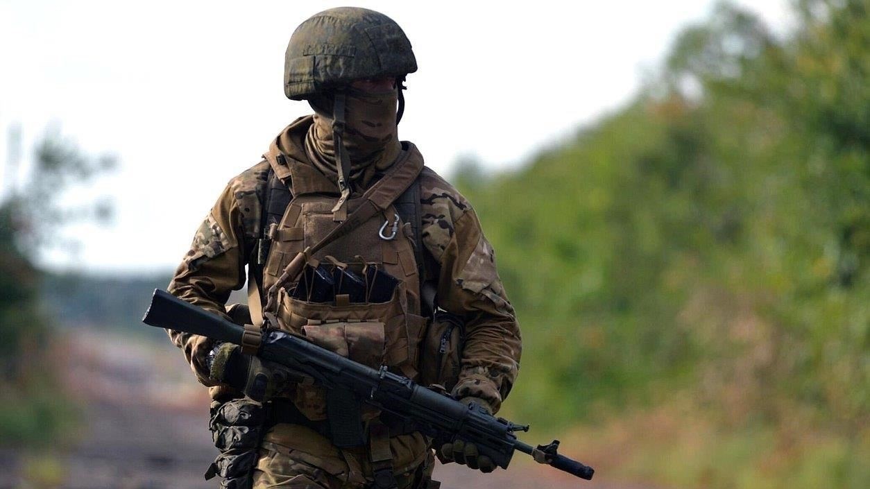 Все лица, добровольно принимающие участие в военных или смежных операциях, должны придерживаться строгих правовых и нормативных норм. В Российской Федерации (РФ) установлены специальные правила, регулирующие действия и права добровольцев. Эти правила претерпели изменения, и тем, кто заинтересован в службе, важно понимать их требования, прежде чем брать на себя такую роль.
