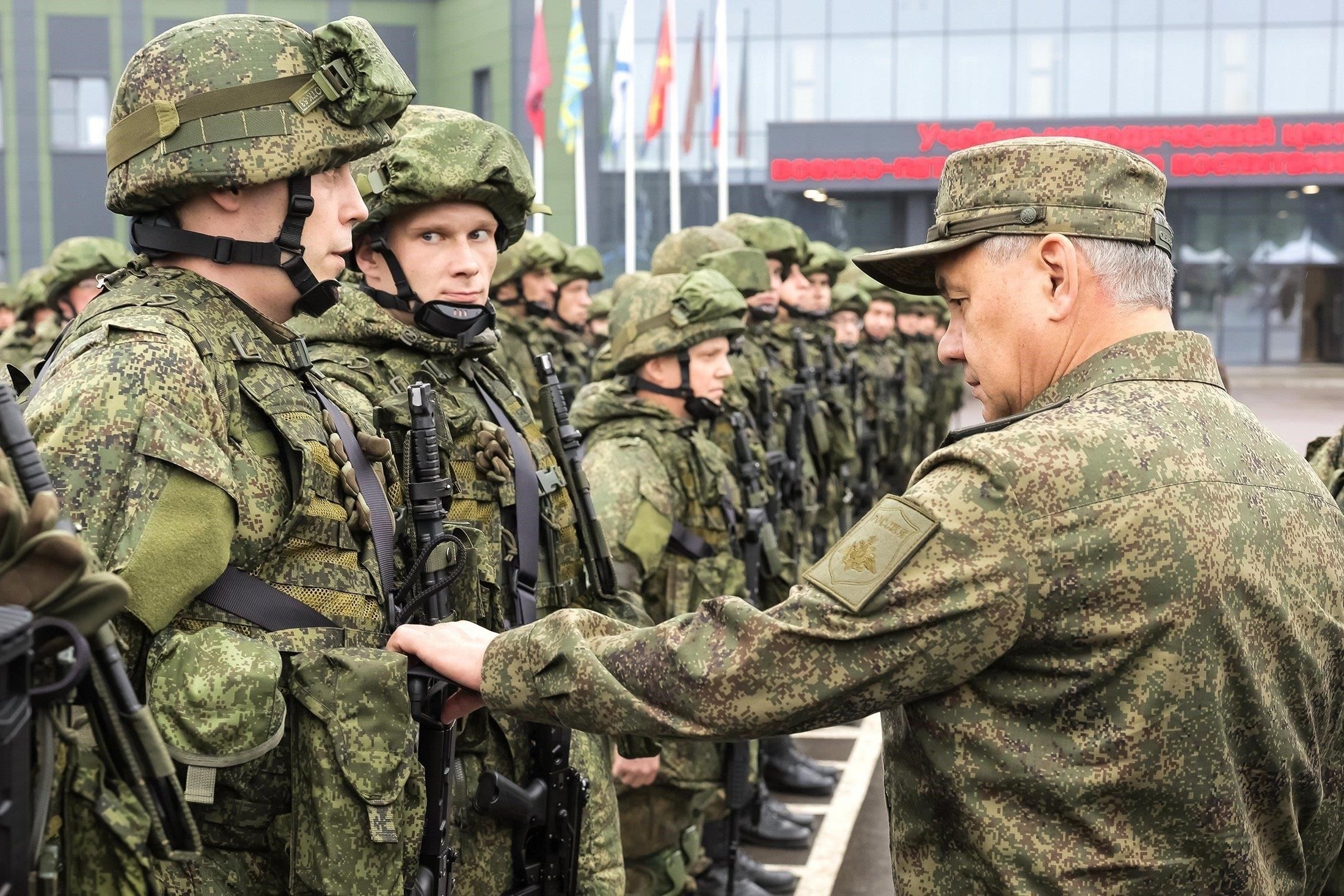 Второй резерв: Военнослужащие с определенными исключениями или ограничениями, например, с медицинскими показаниями, которые ограничивают их службу.